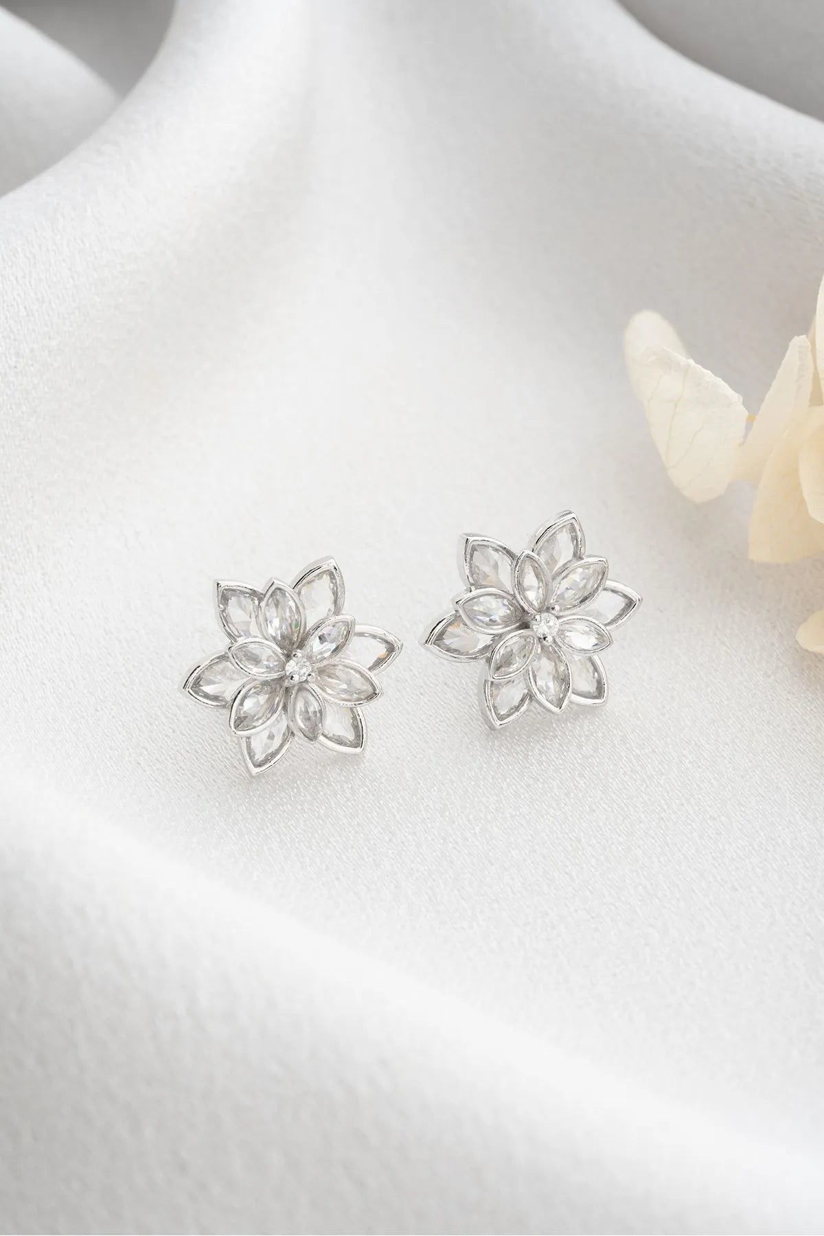 Lotus Stud Oorbellen – 925 Zilver & Zirkonia