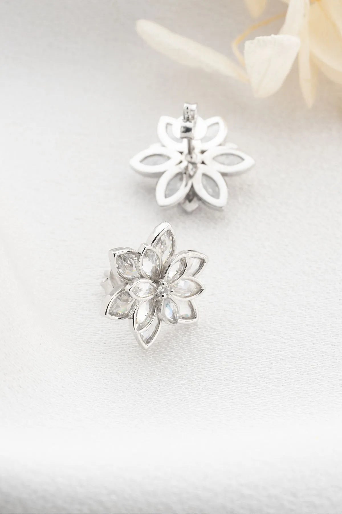 Lotus Stud Oorbellen – 925 Zilver & Zirkonia