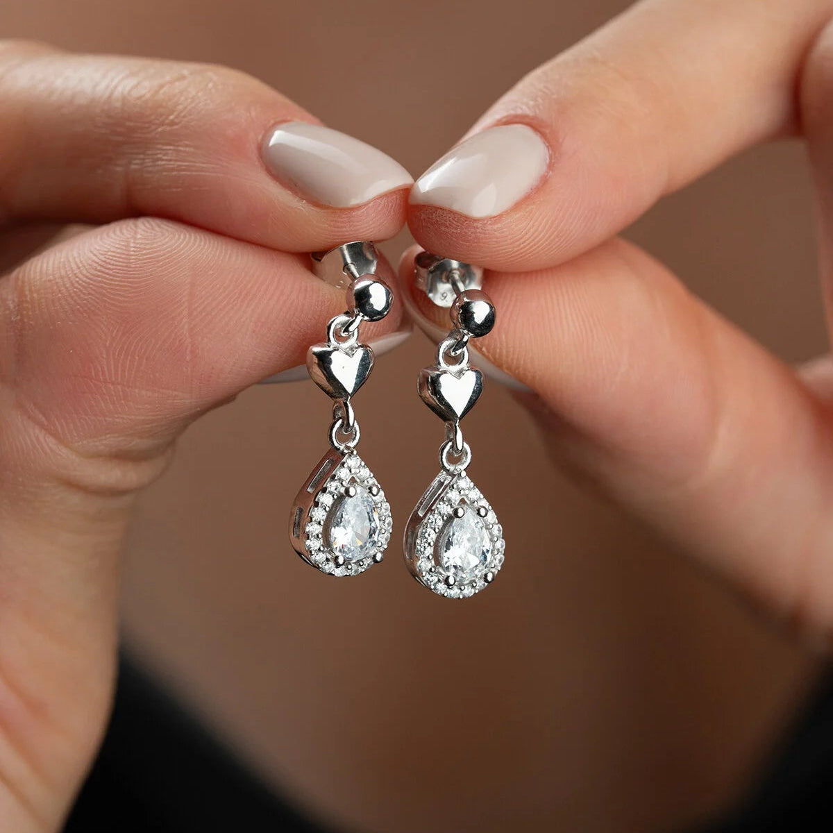 Silberohrringe mit Herz- und Tropfendesign