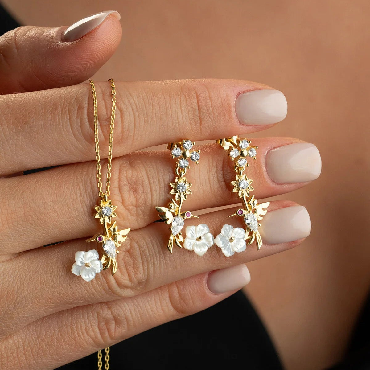 „Mira Vogel“ – Set aus Perlmutt-Halskette und Ohrringen