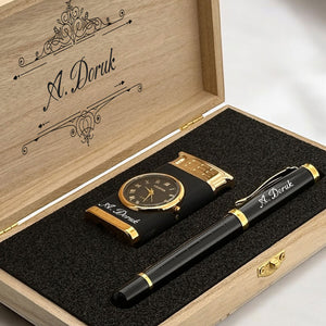 Zwart-gouden aansteker met horloge en gepersonaliseerde rollerpen in gegraveerde houten geschenkdoos.