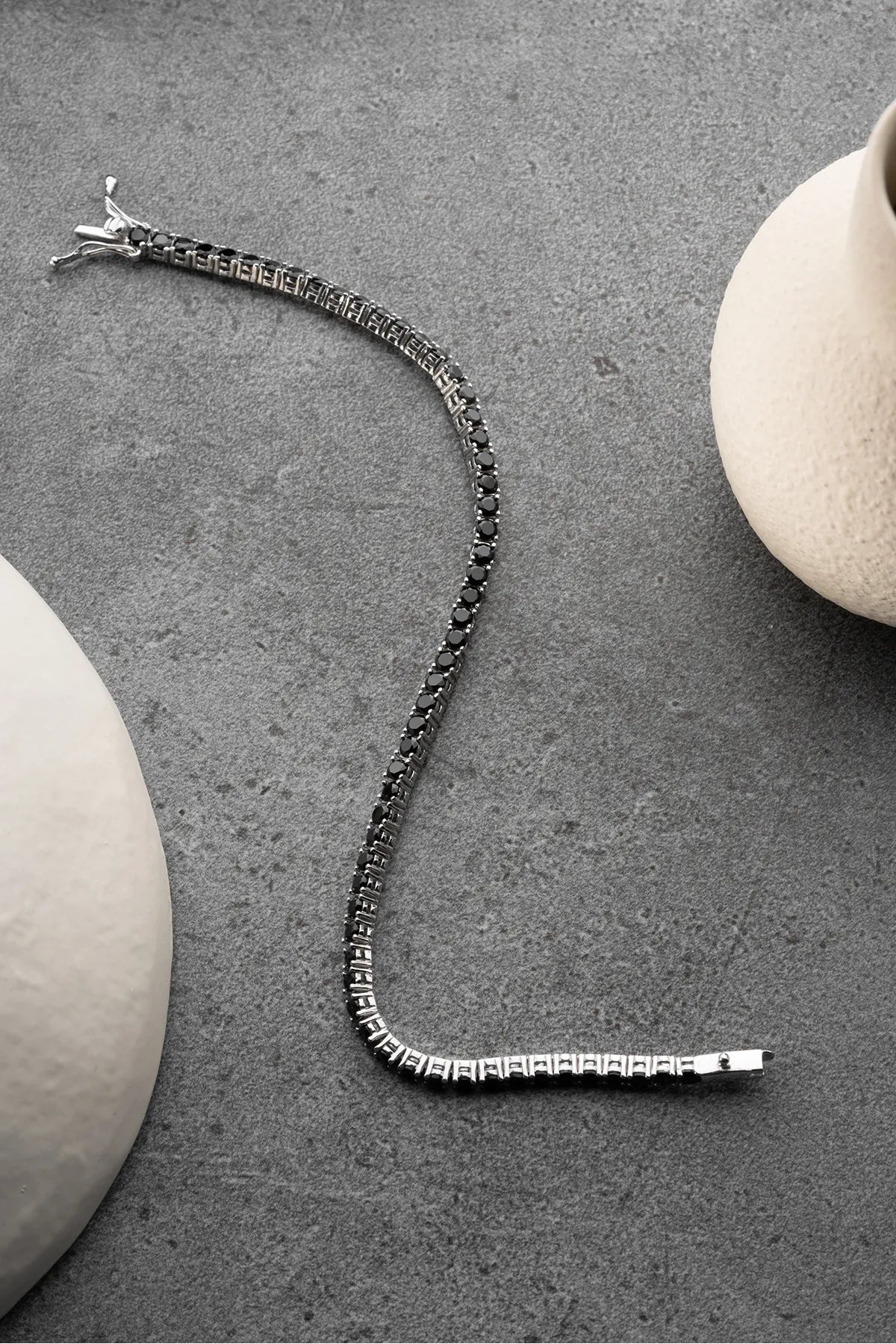 Zilveren Tennisarmband met Zwarte Steentjes
