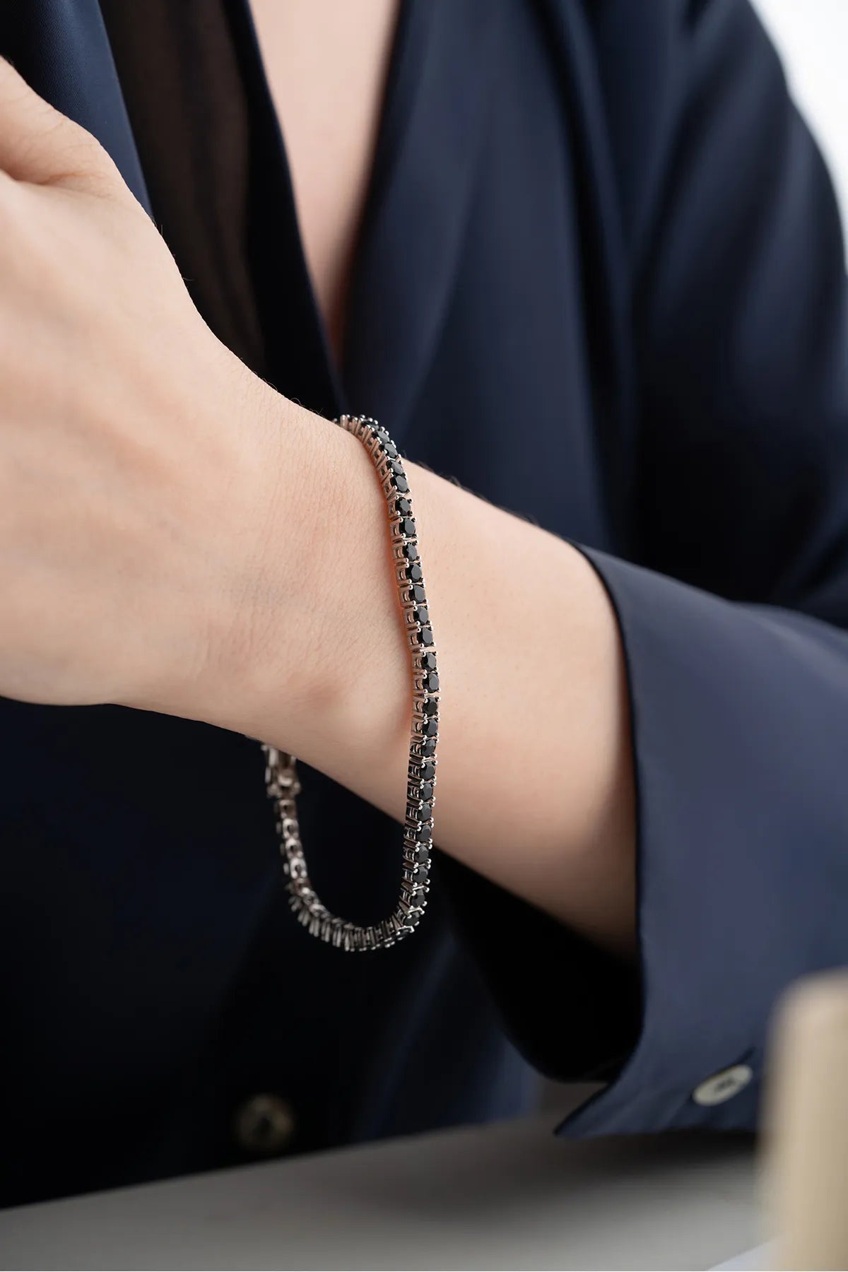 Zilveren Tennisarmband met Zwarte Steentjes