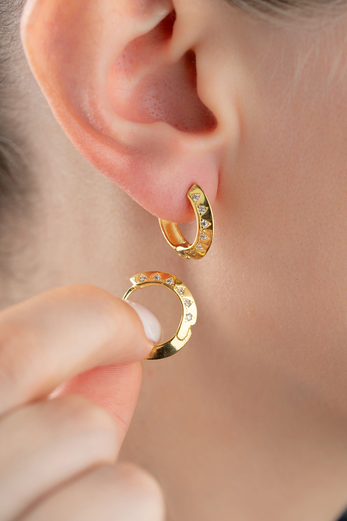 Sparkle Hoops – Dreieckige Steinohrringe | Silber & Vergoldet