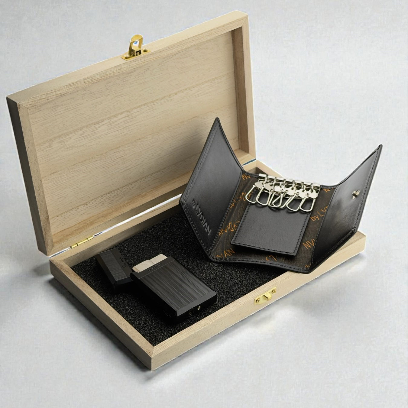 Personalisiertes Geschenkset aus Leder-Schlüsselanhänger und Feuerzeug