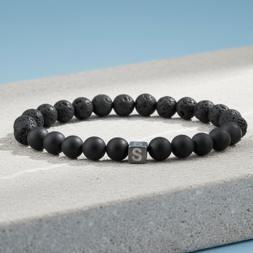 Perlenarmband mit Buchstaben