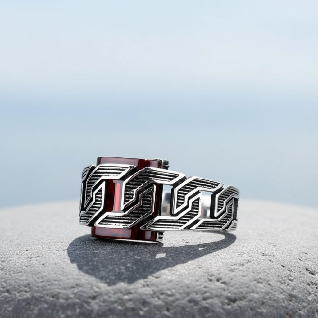 Herrenring aus 925er Silber mit rotem Stein