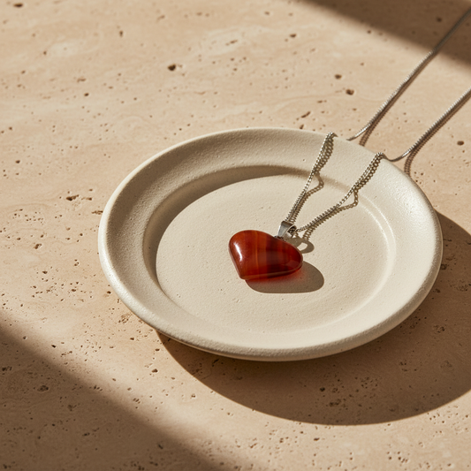 Herzanhänger aus rotem Achat mit Kette