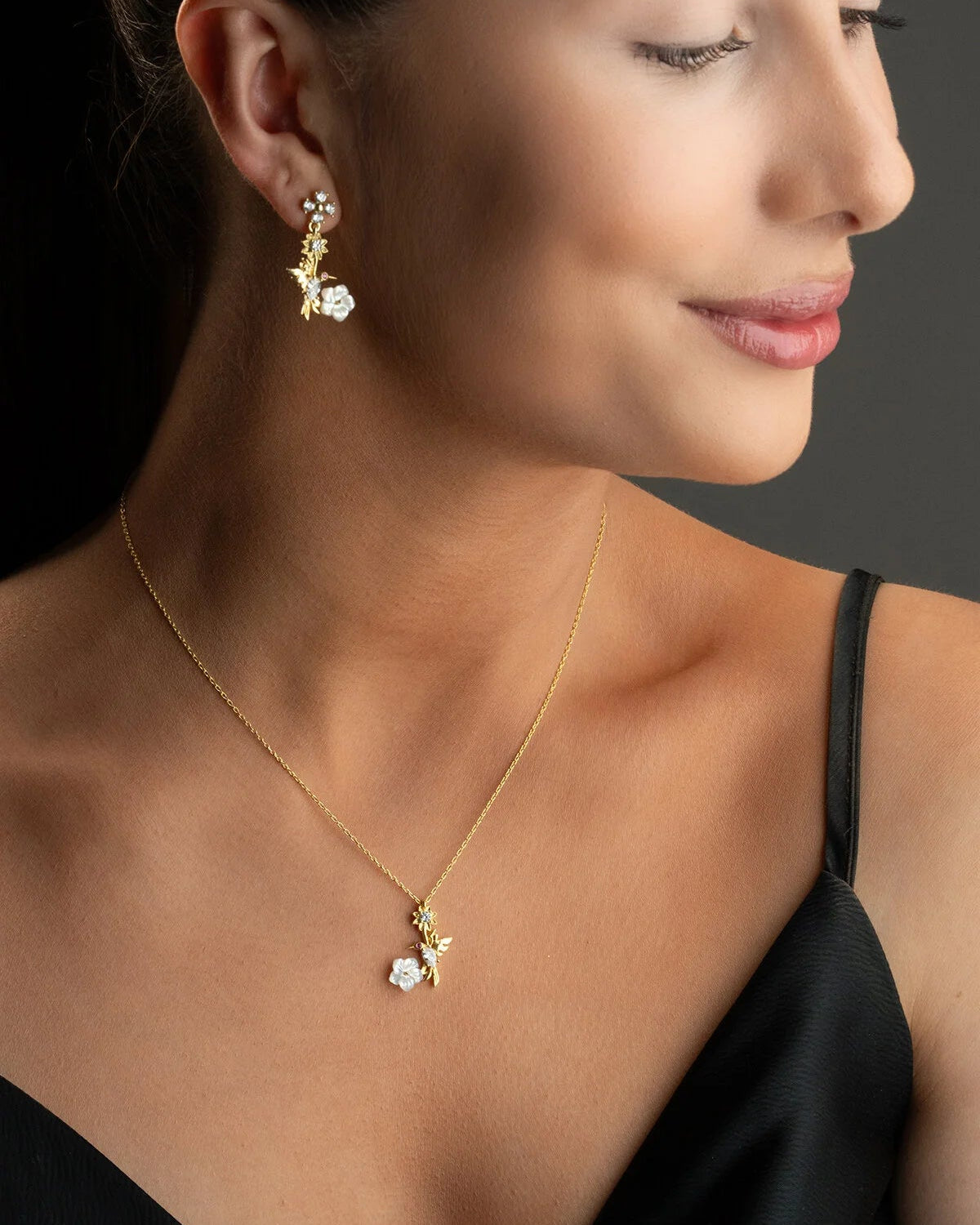 „Mira Vogel“ – Set aus Perlmutt-Halskette und Ohrringen