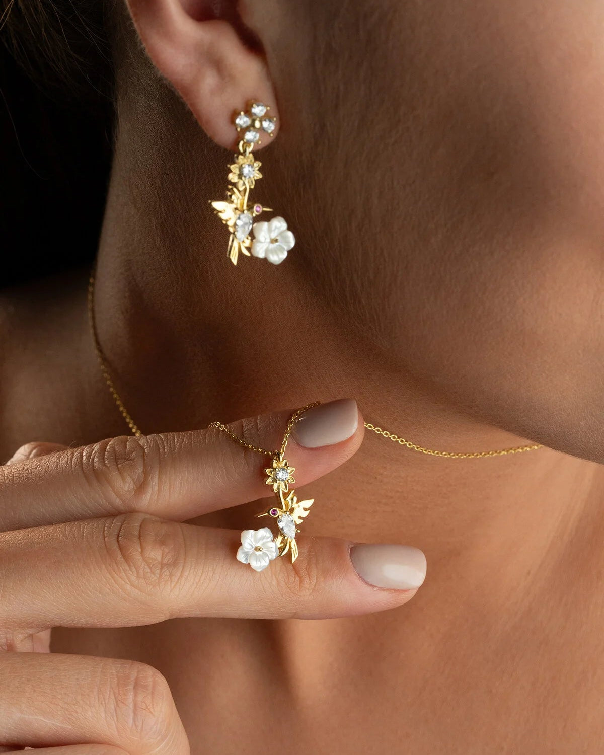 „Mira Vogel“ – Set aus Perlmutt-Halskette und Ohrringen