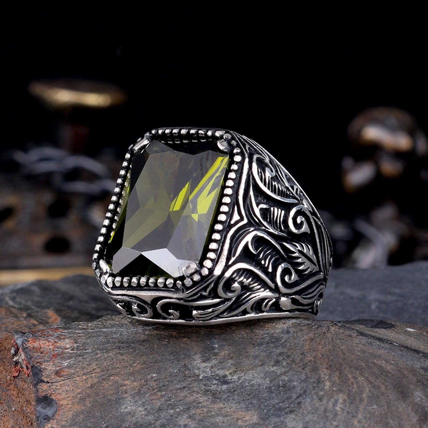 Herrenring aus 925er Sterlingsilber mit khakifarbenem Zirkonstein