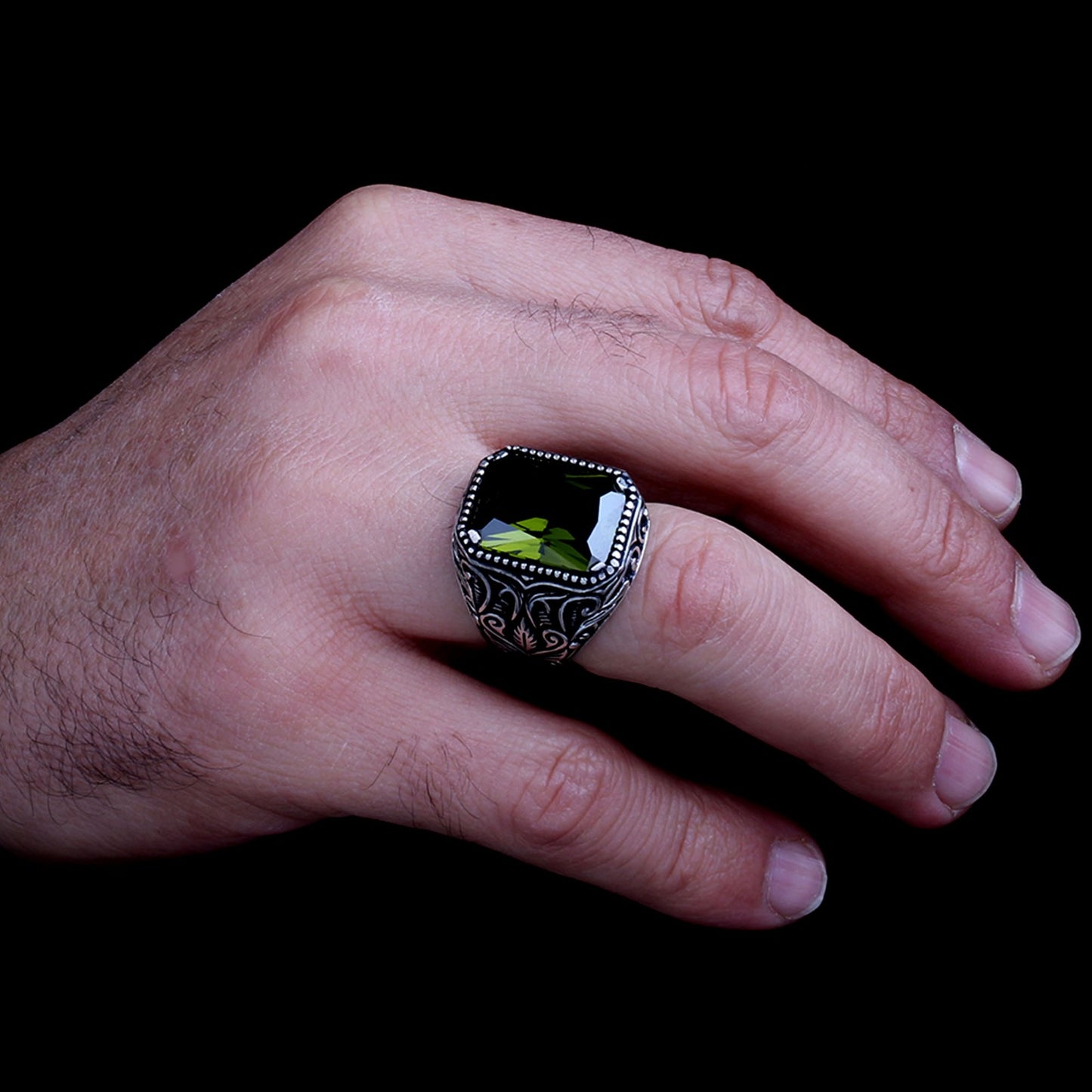 Herrenring aus 925er Sterlingsilber mit khakifarbenem Zirkonstein