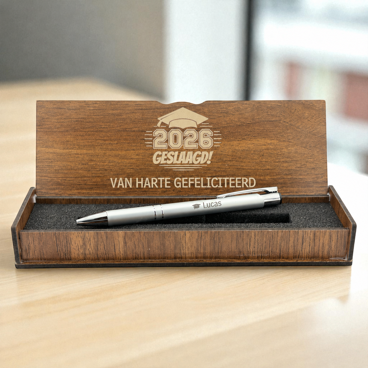 Persönlich gravierter Kugelschreiber in Holzbox - erfolgreiches Geschenk