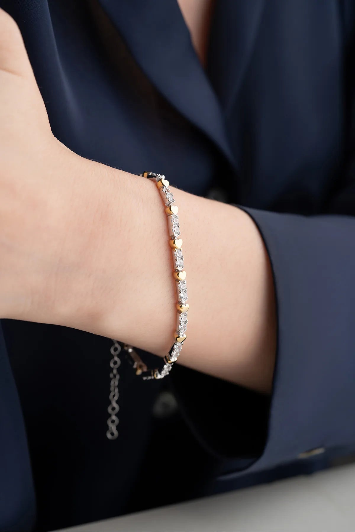 Silberarmband mit goldenen Herzen