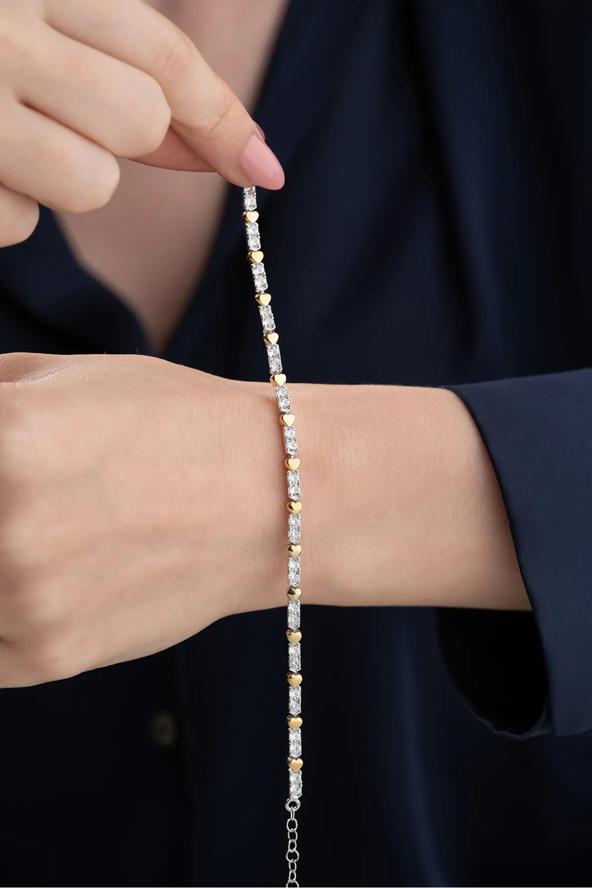 Silberarmband mit goldenen Herzen