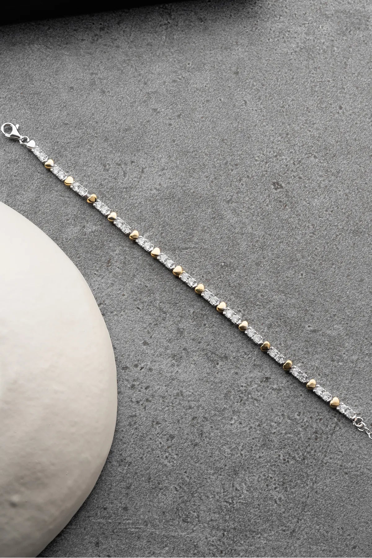 Silberarmband mit goldenen Herzen