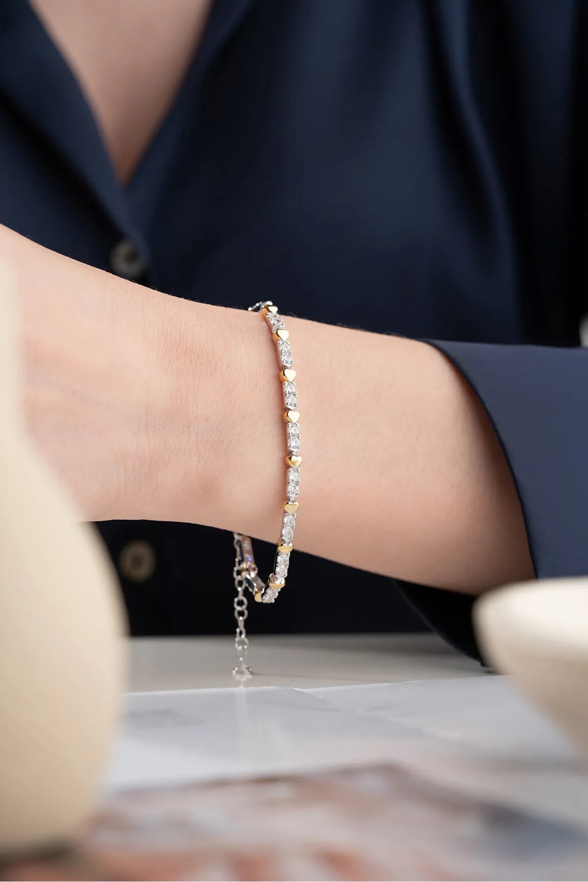 Silberarmband mit goldenen Herzen