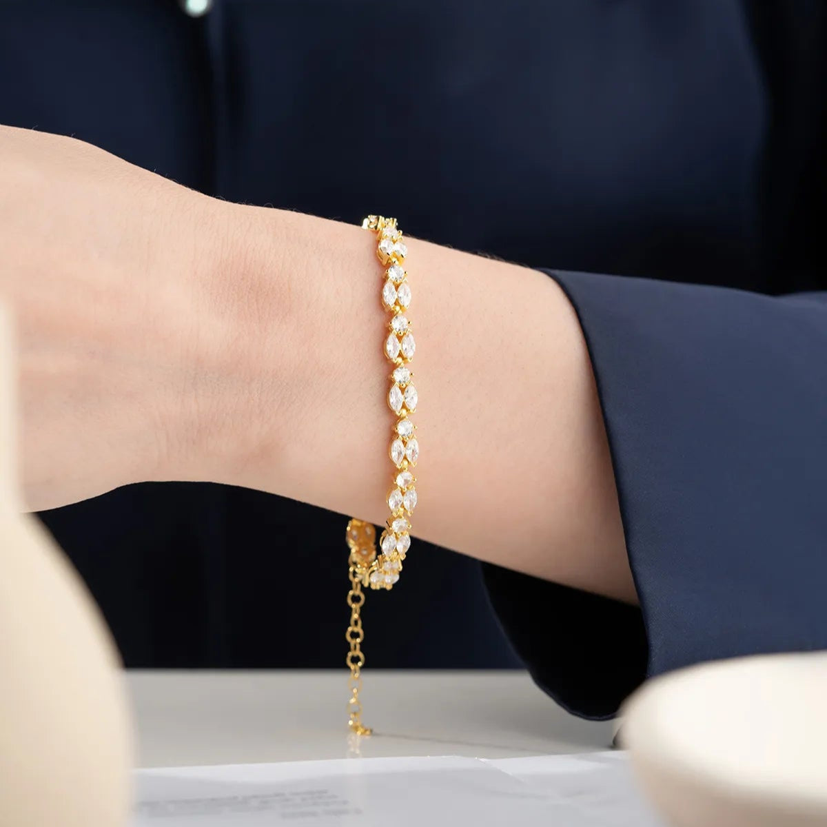Vergoldetes Armband mit ovalen Steinen
