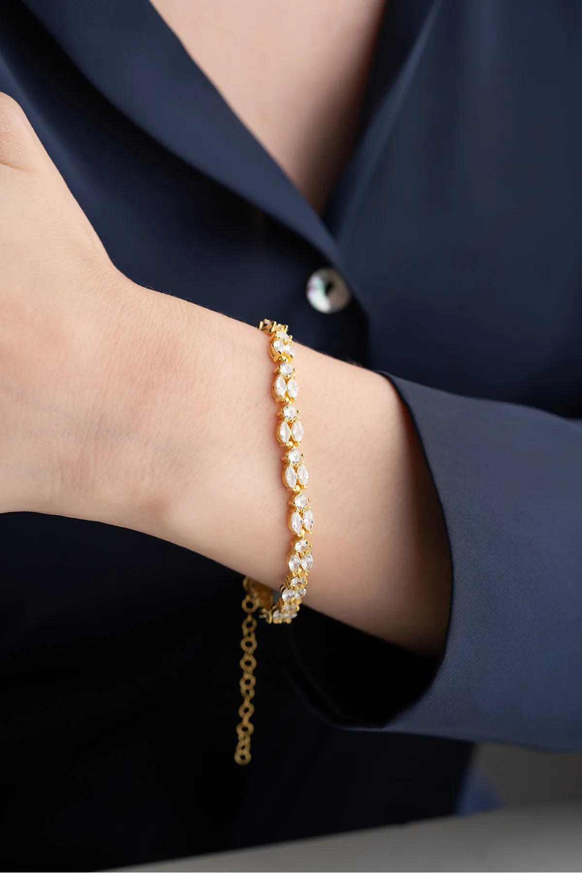 Vergoldetes Armband mit ovalen Steinen