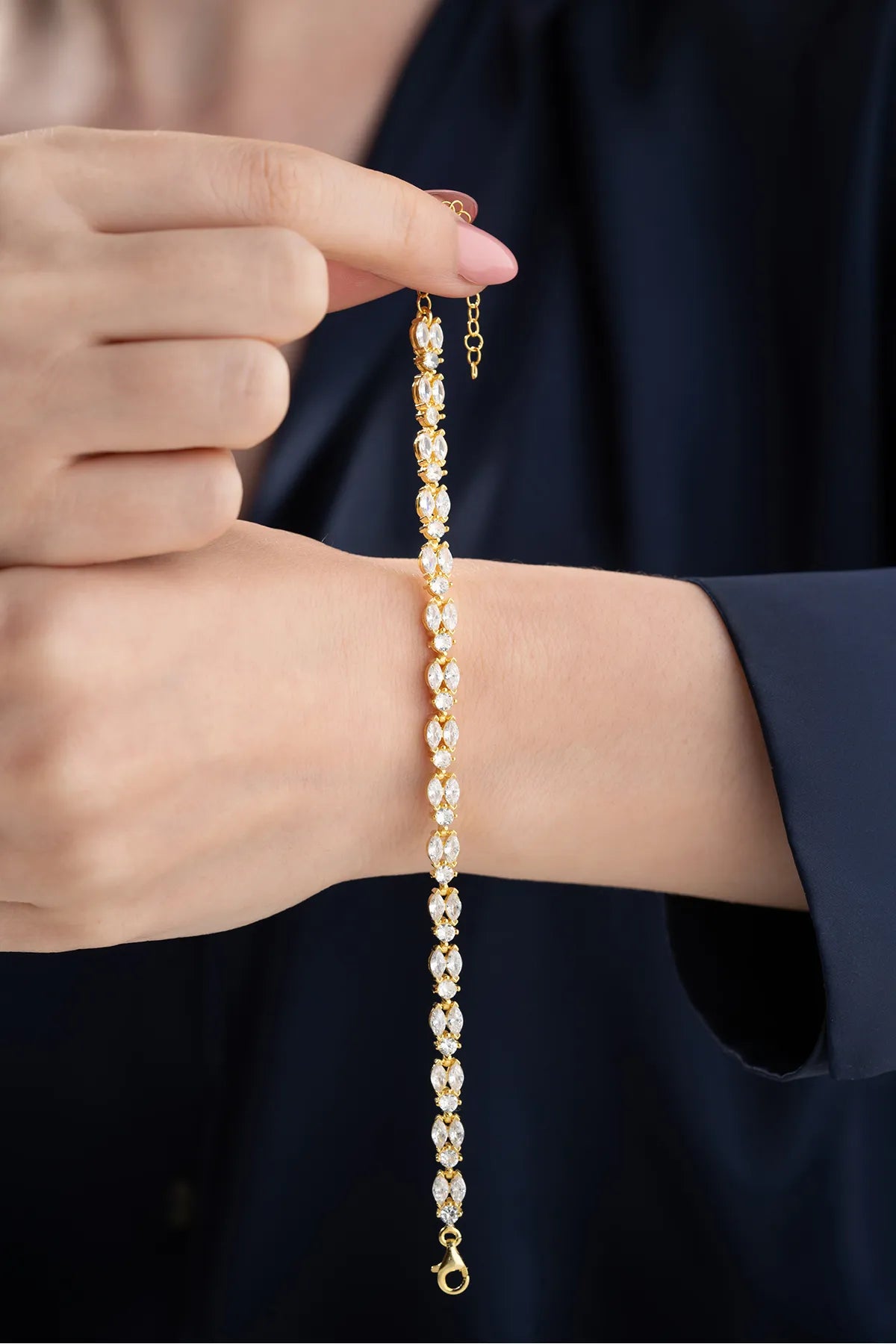 Vergoldetes Armband mit ovalen Steinen