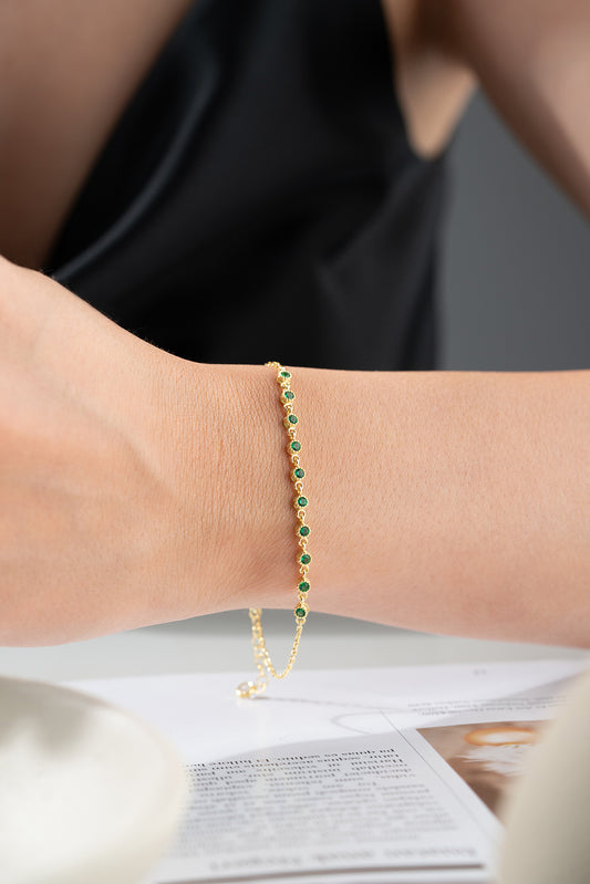 Feines Armband mit smaragdgrünen Steinen - vergoldet