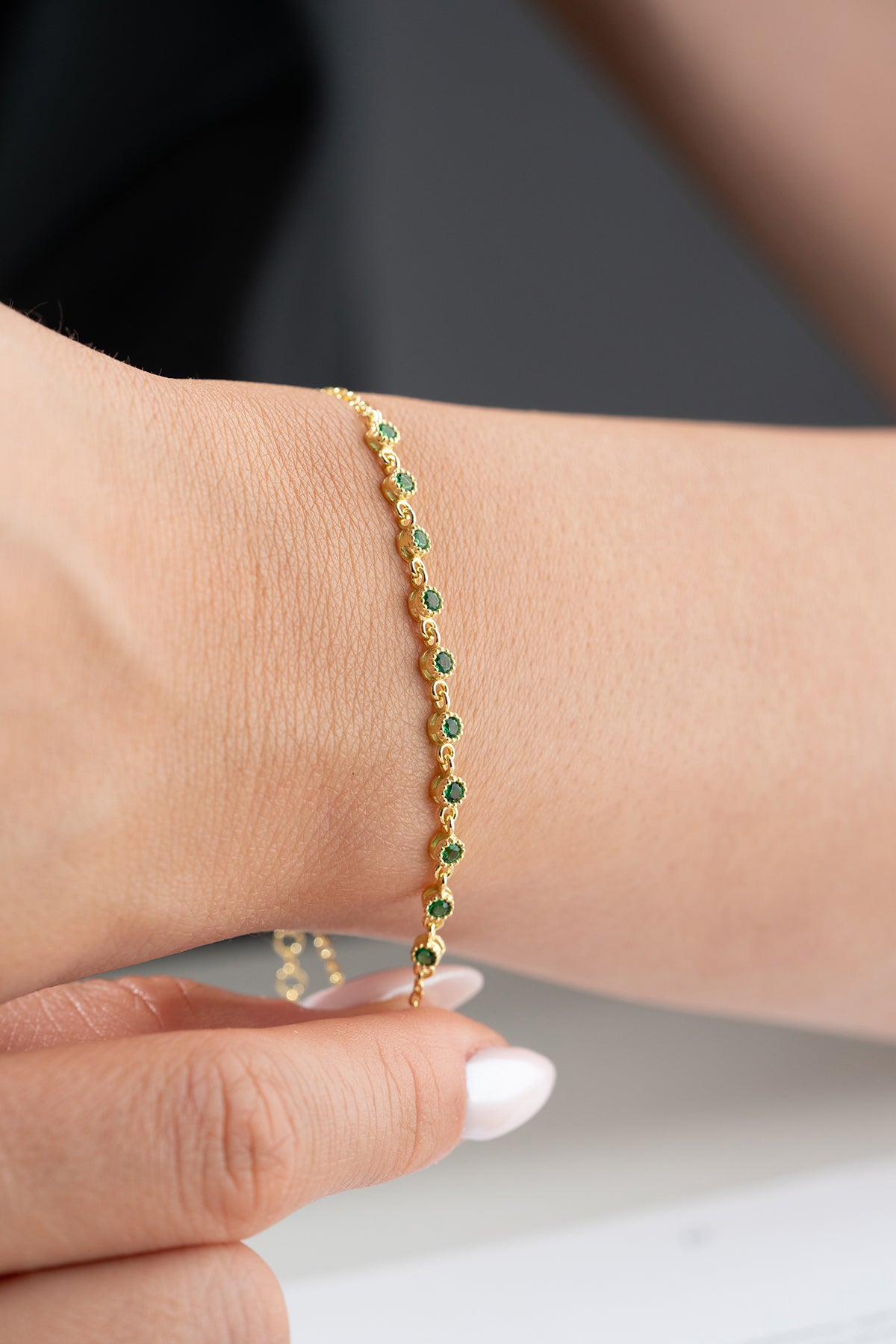Feines Armband mit smaragdgrünen Steinen - vergoldet