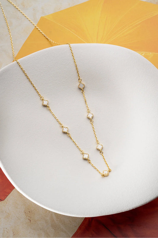 Pure Clover 925 - vergoldete Kette mit weißen Klopfen vier