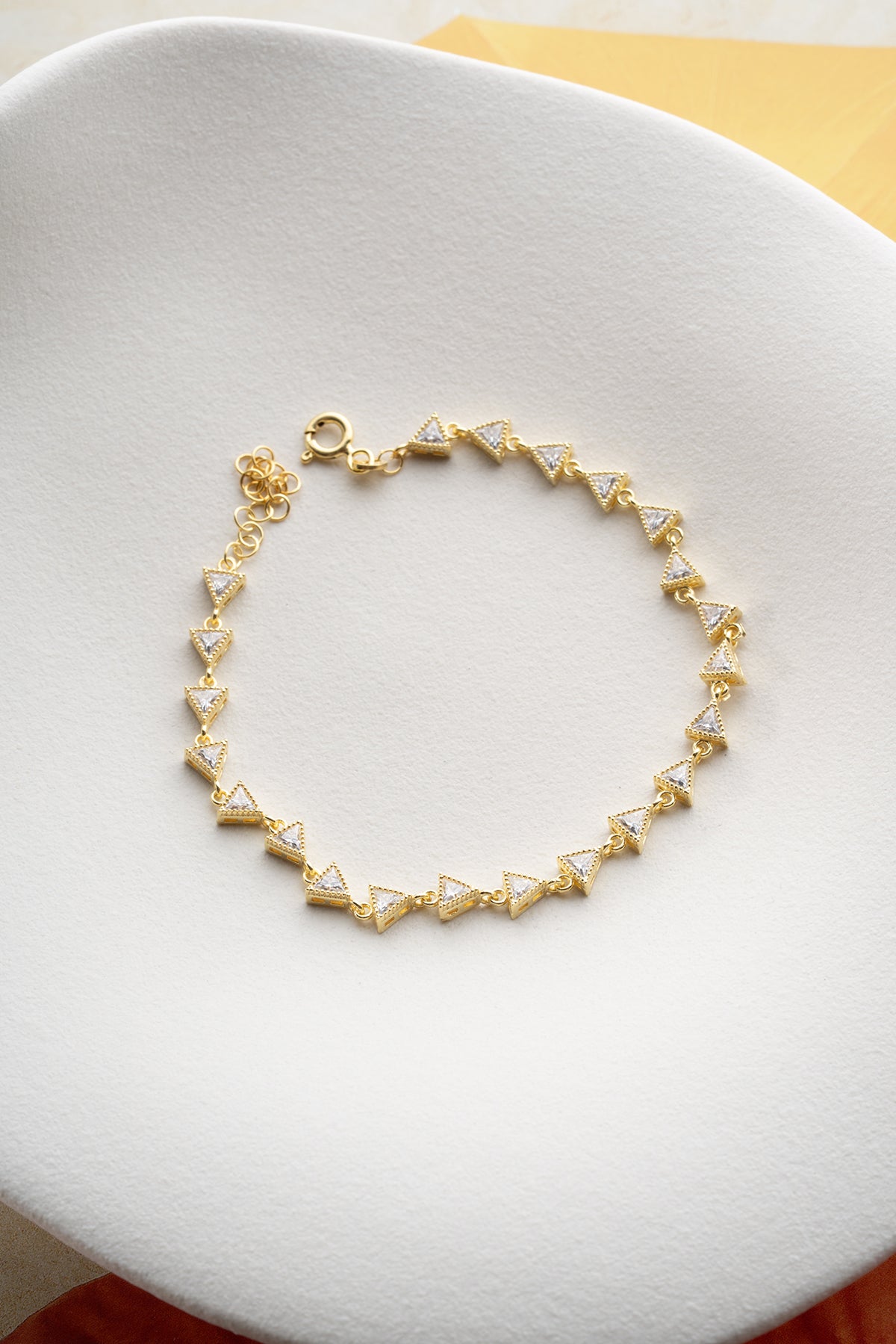 Dreieckiges Armband mit Vergoldung & Zirkonia