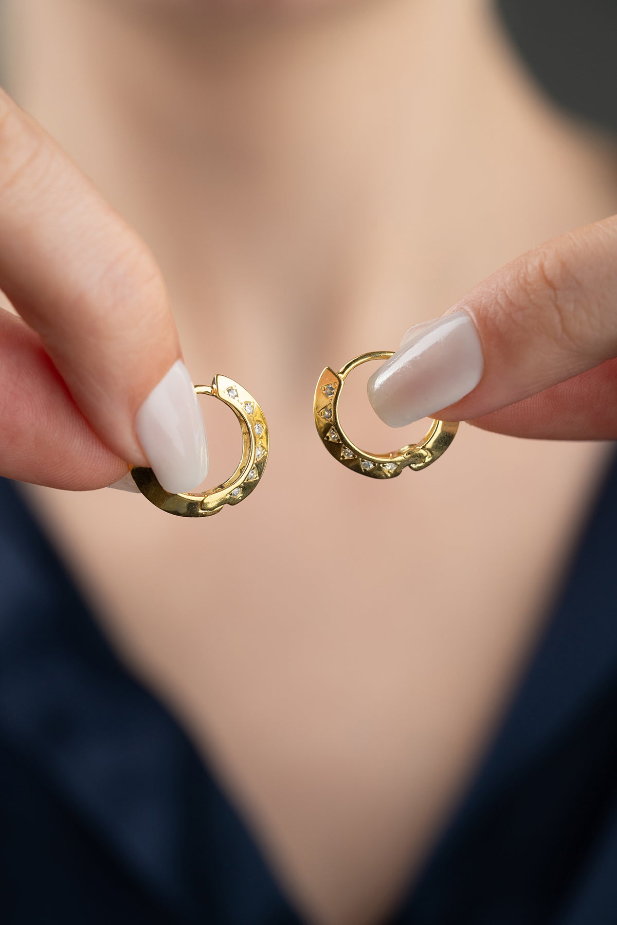 Sparkle Hoops – Dreieckige Steinohrringe | Silber & Vergoldet