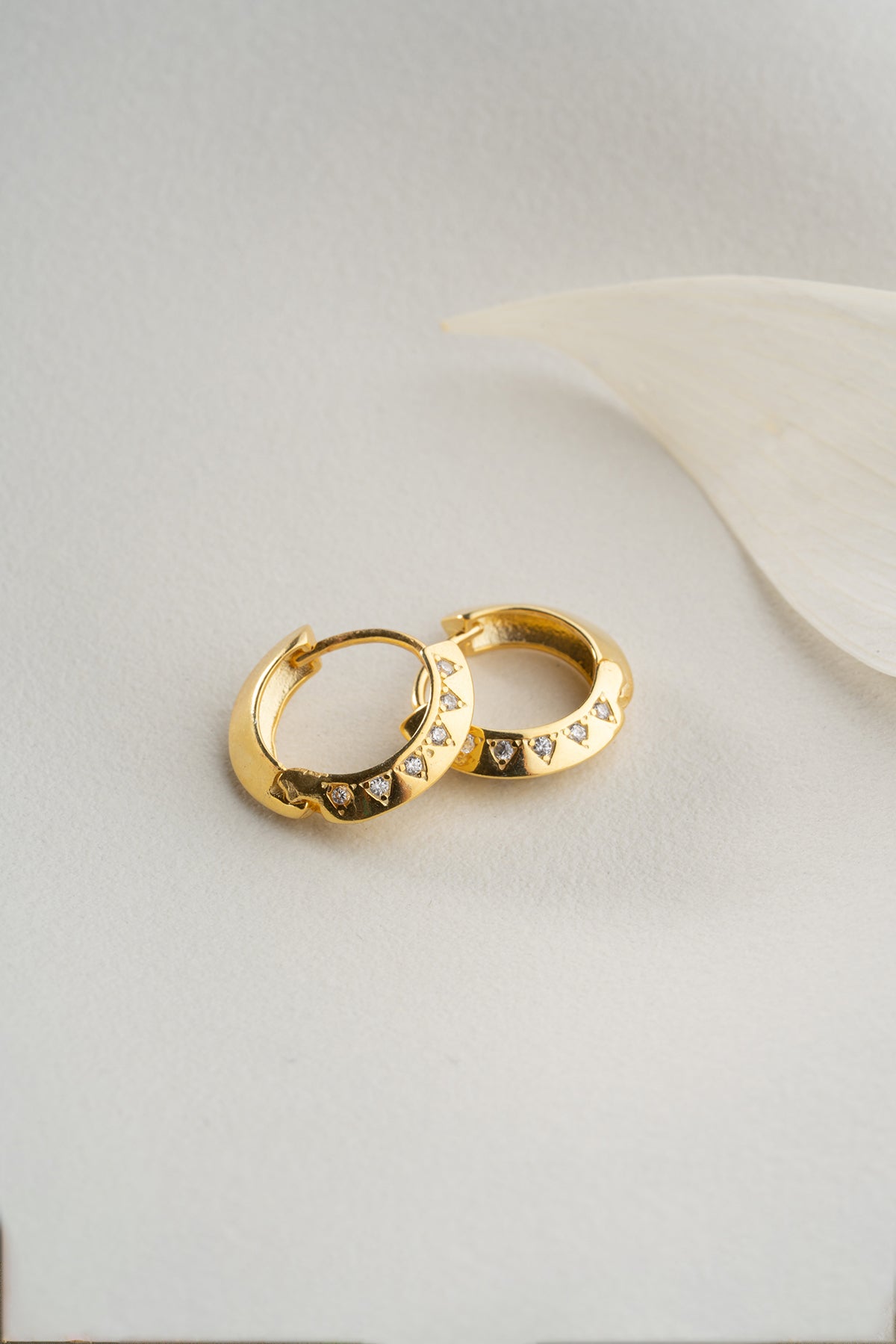 Sparkle Hoops – Dreieckige Steinohrringe | Silber & Vergoldet