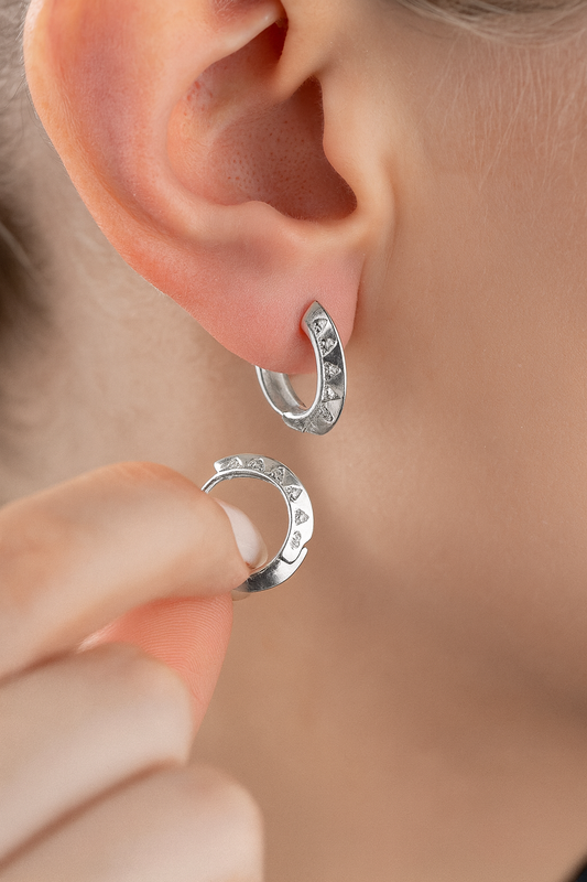 Sparkle Hoops – Dreieckige Steinohrringe | Silber & Vergoldet