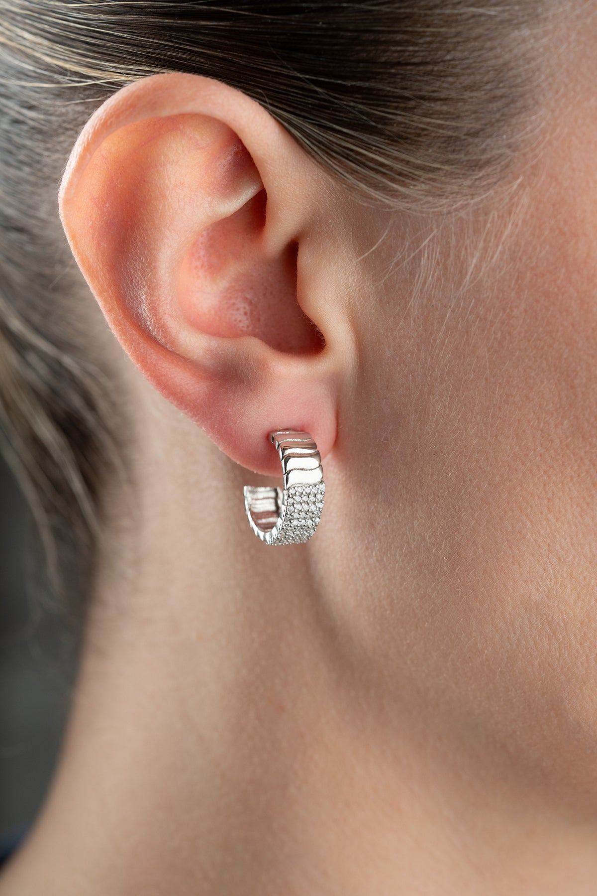 Silber -gefärbte gerippte Ohrringe mit Zirkonsteinen