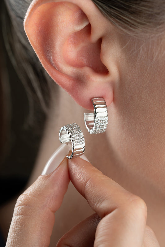 Silber -gefärbte gerippte Ohrringe mit Zirkonsteinen
