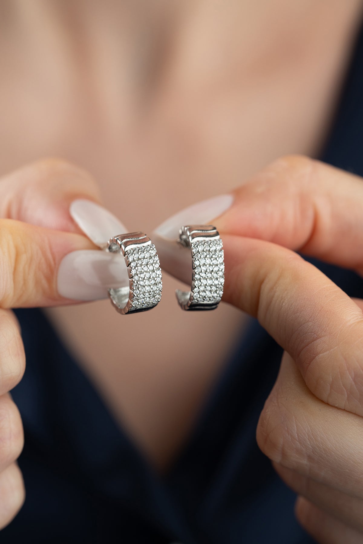 Silber -gefärbte gerippte Ohrringe mit Zirkonsteinen