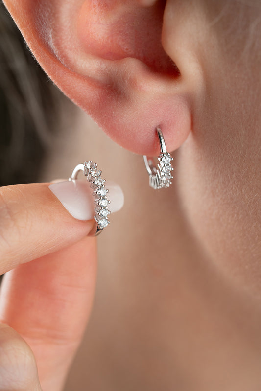 Silberohrringe mit funkelnder Zirkonia