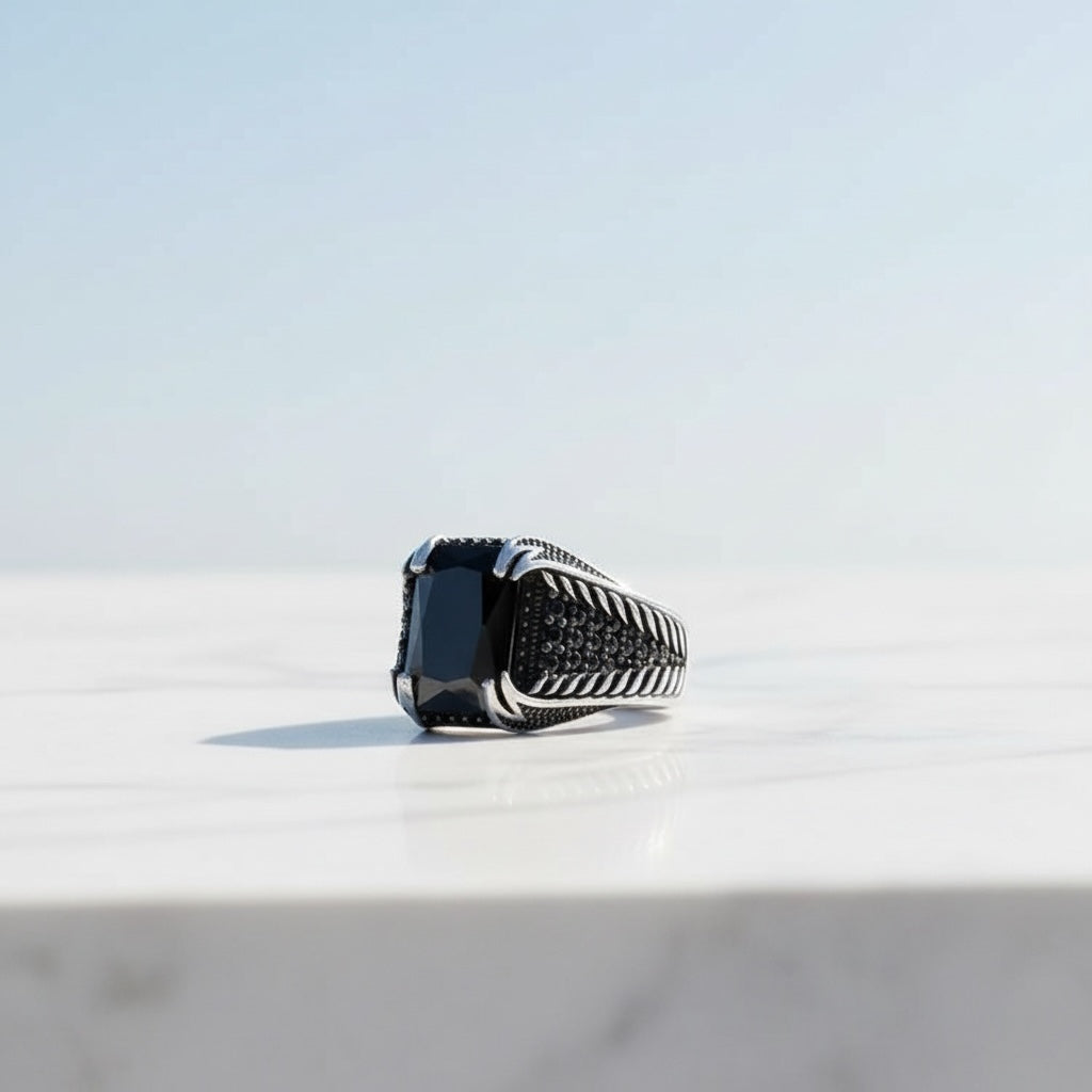 Ring aus 925er Sterlingsilber mit schwarzem Zirkonia-Stein