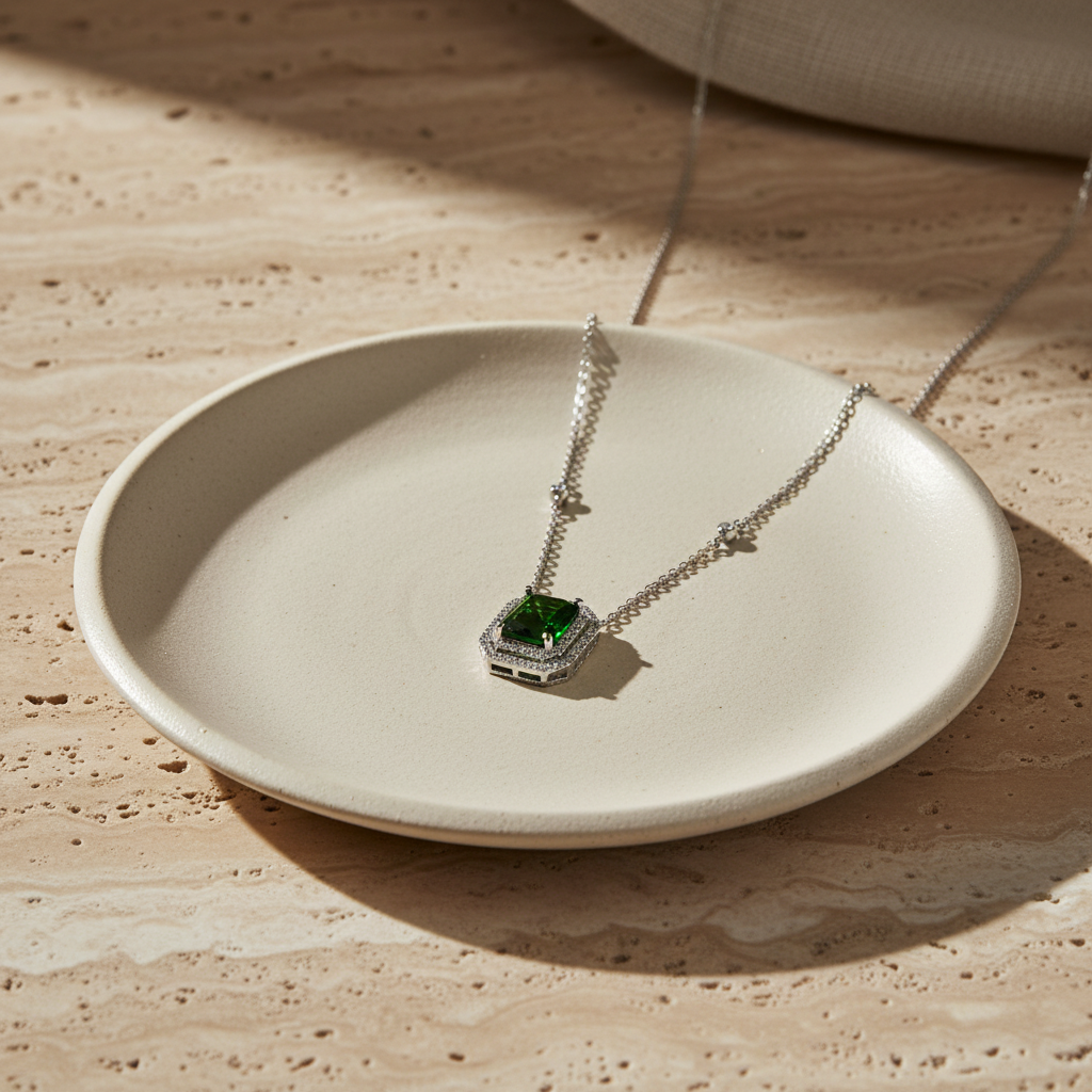 Elegante 925 Sterling -Silber -Halskette mit rechteckiger grüner Zirkonie
