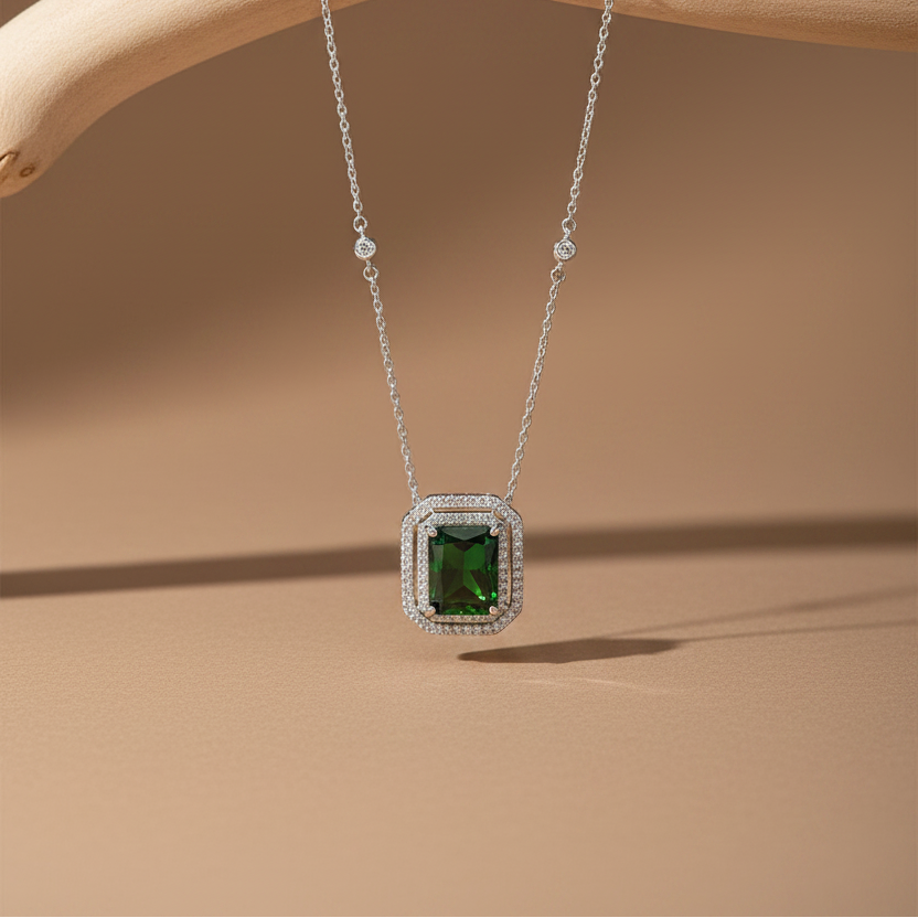 Elegante 925 Sterling -Silber -Halskette mit rechteckiger grüner Zirkonie