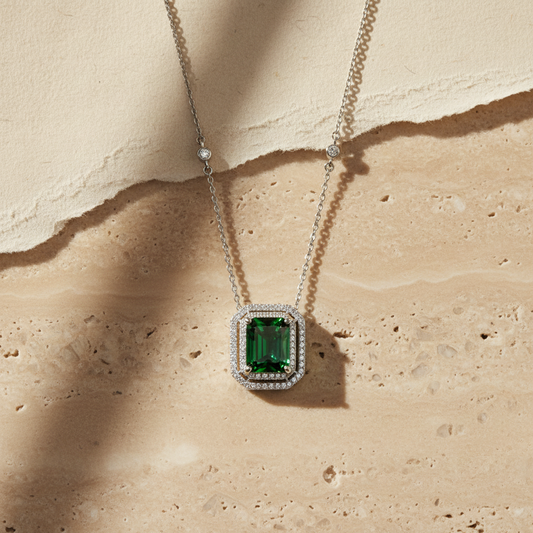 Elegante 925 Sterling -Silber -Halskette mit rechteckiger grüner Zirkonie