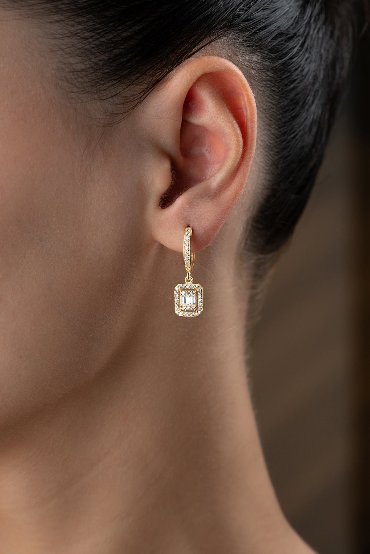 Ohrringe mit Baget-Steinen