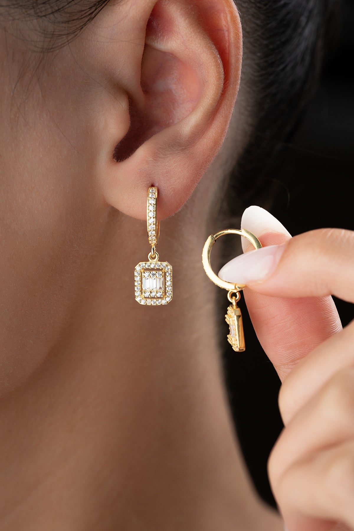 Ohrringe mit Baget-Steinen