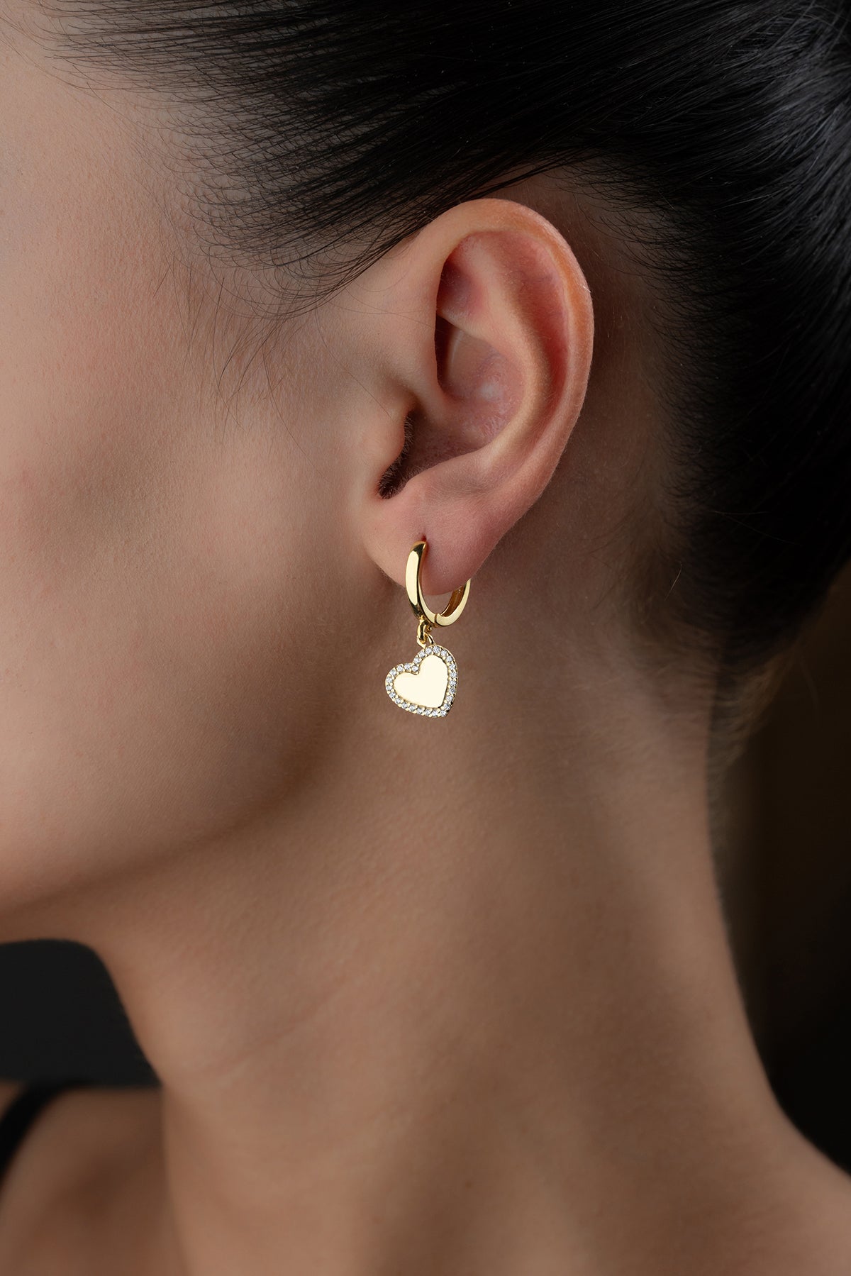 Herzförmige Ohrringe mit Steinen