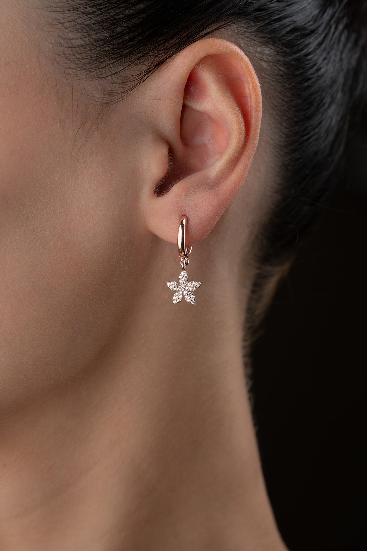 Roségoldfarbene Ohrringe mit Blumenanhänger