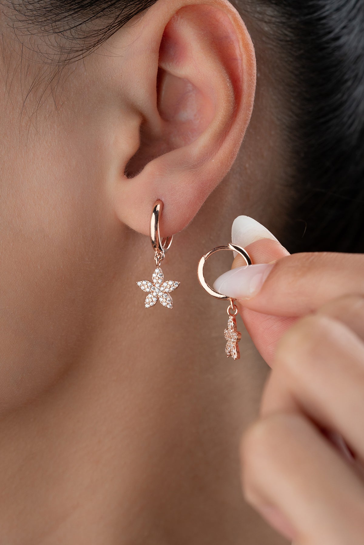 Roségoldfarbene Ohrringe mit Blumenanhänger