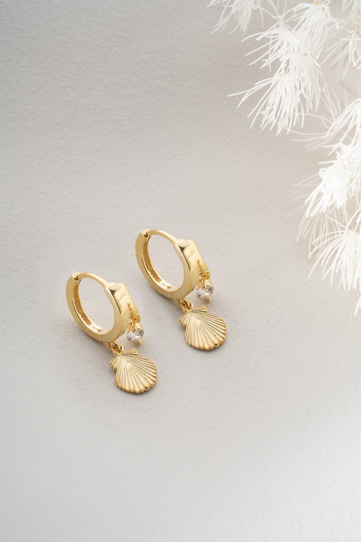 Ohrringe mit Muschelanhänger und Zirkonia