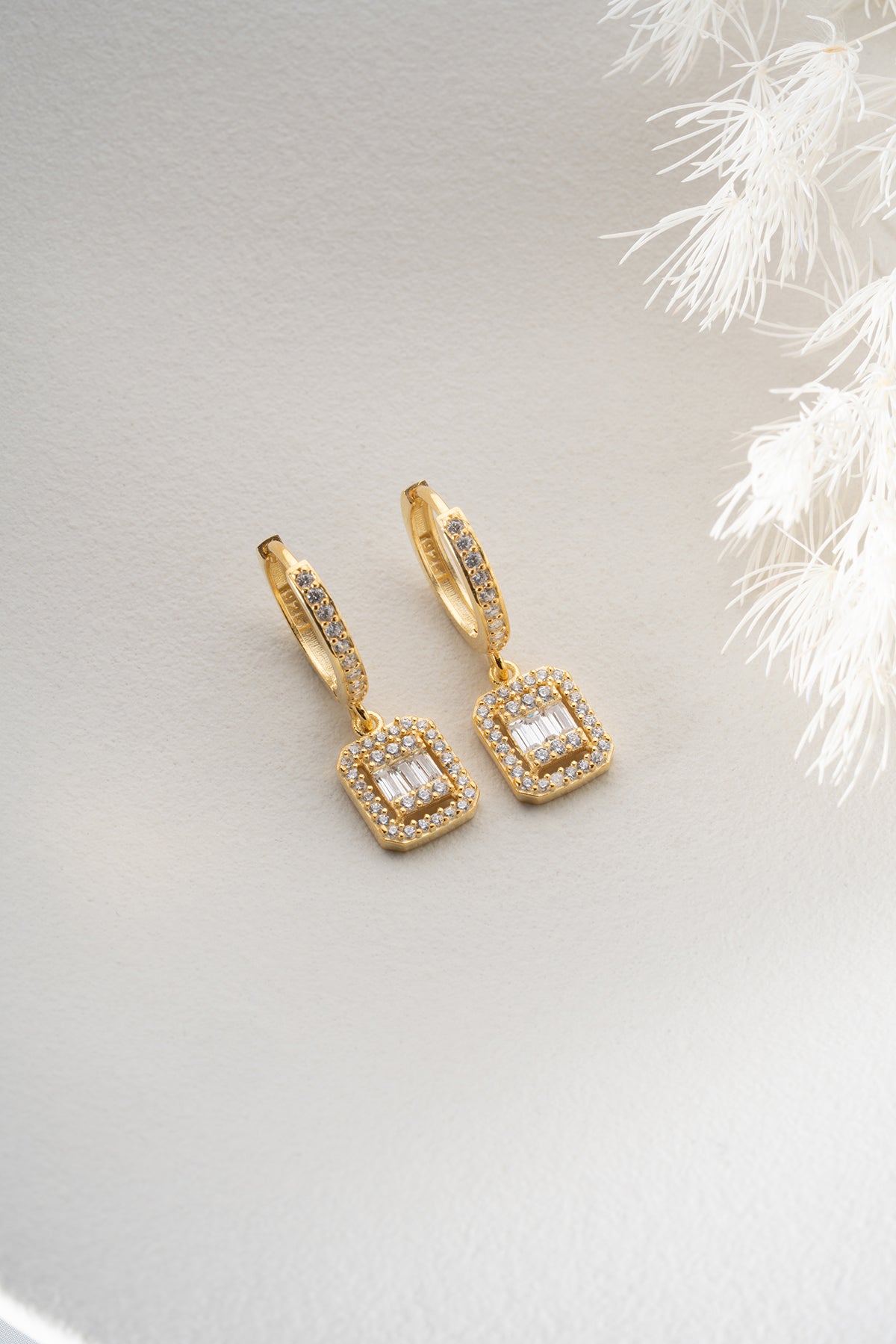 Ohrringe mit Baget-Steinen