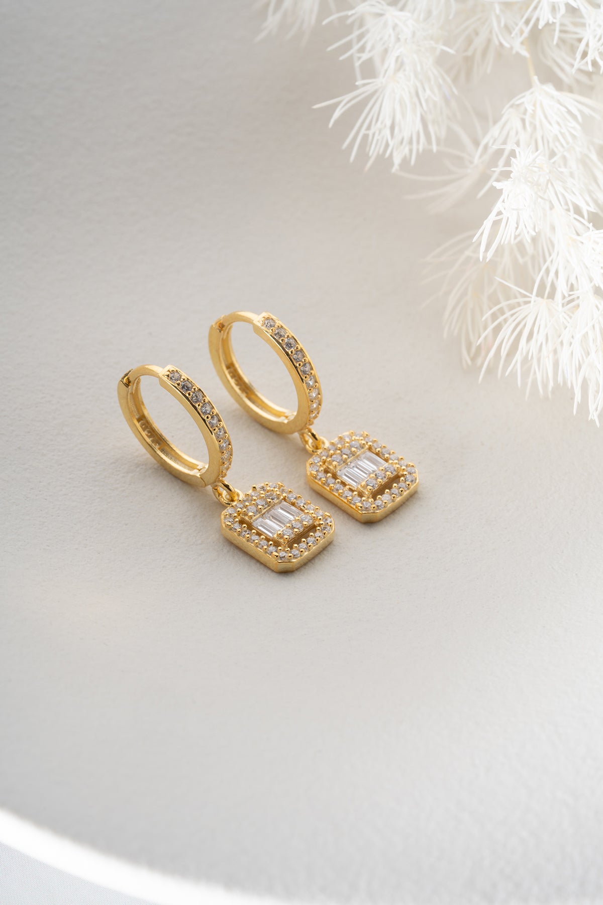 Ohrringe mit Baget-Steinen