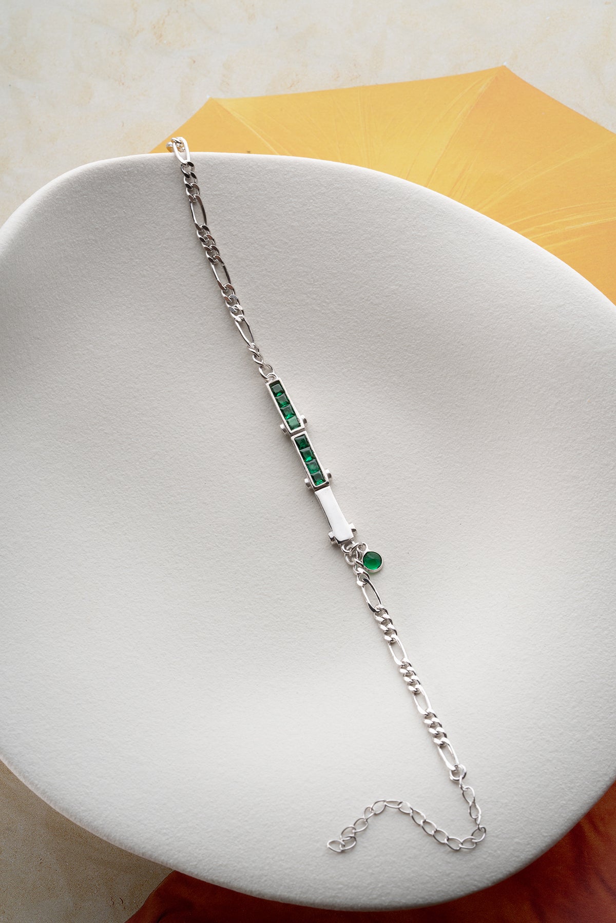 Silberarmband mit grünen Steinen und feiner Kette Design