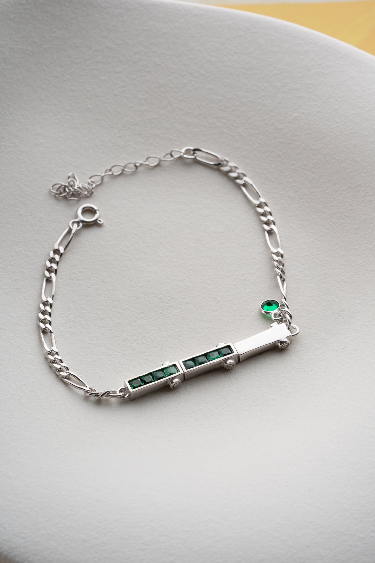 Silberarmband mit grünen Steinen und feiner Kette Design
