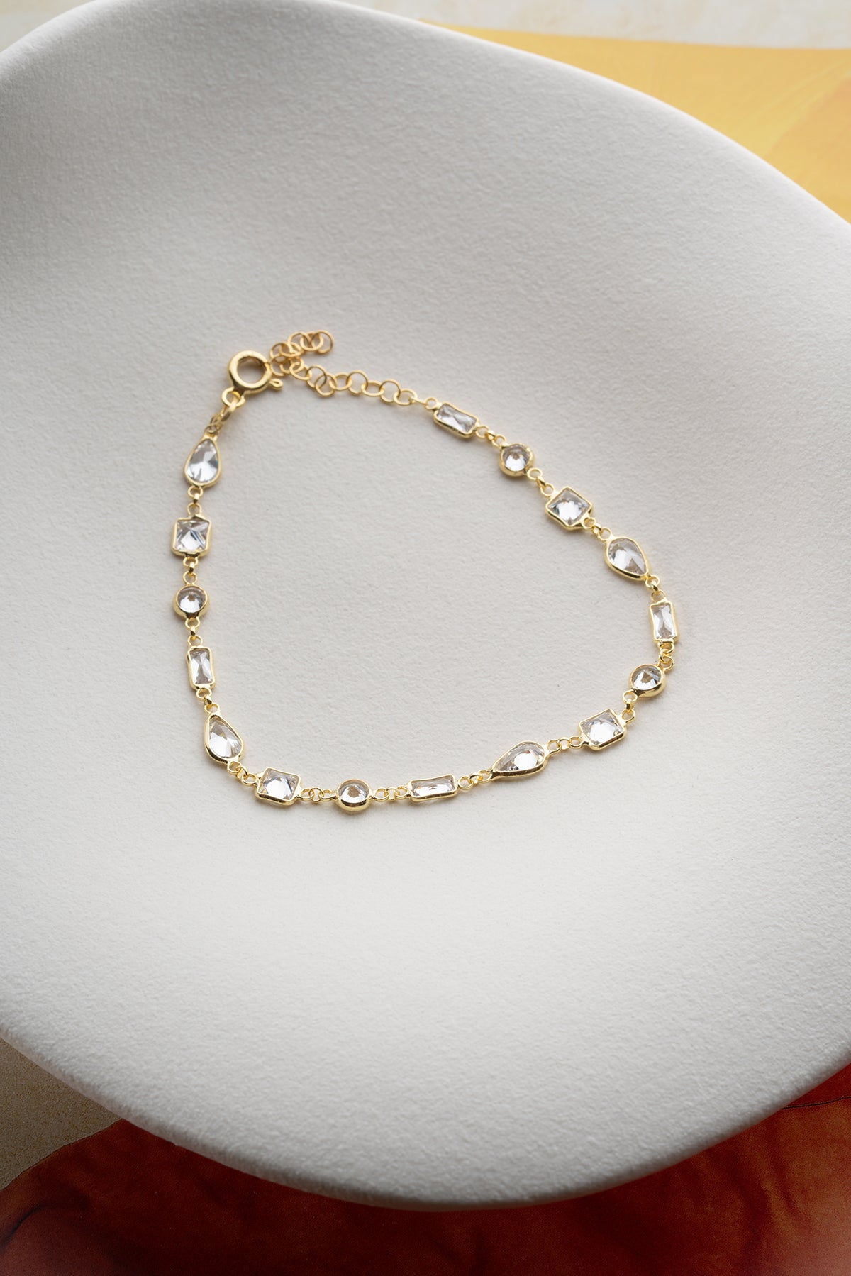 Vergoldetes Armband mit geometrischen Steinen